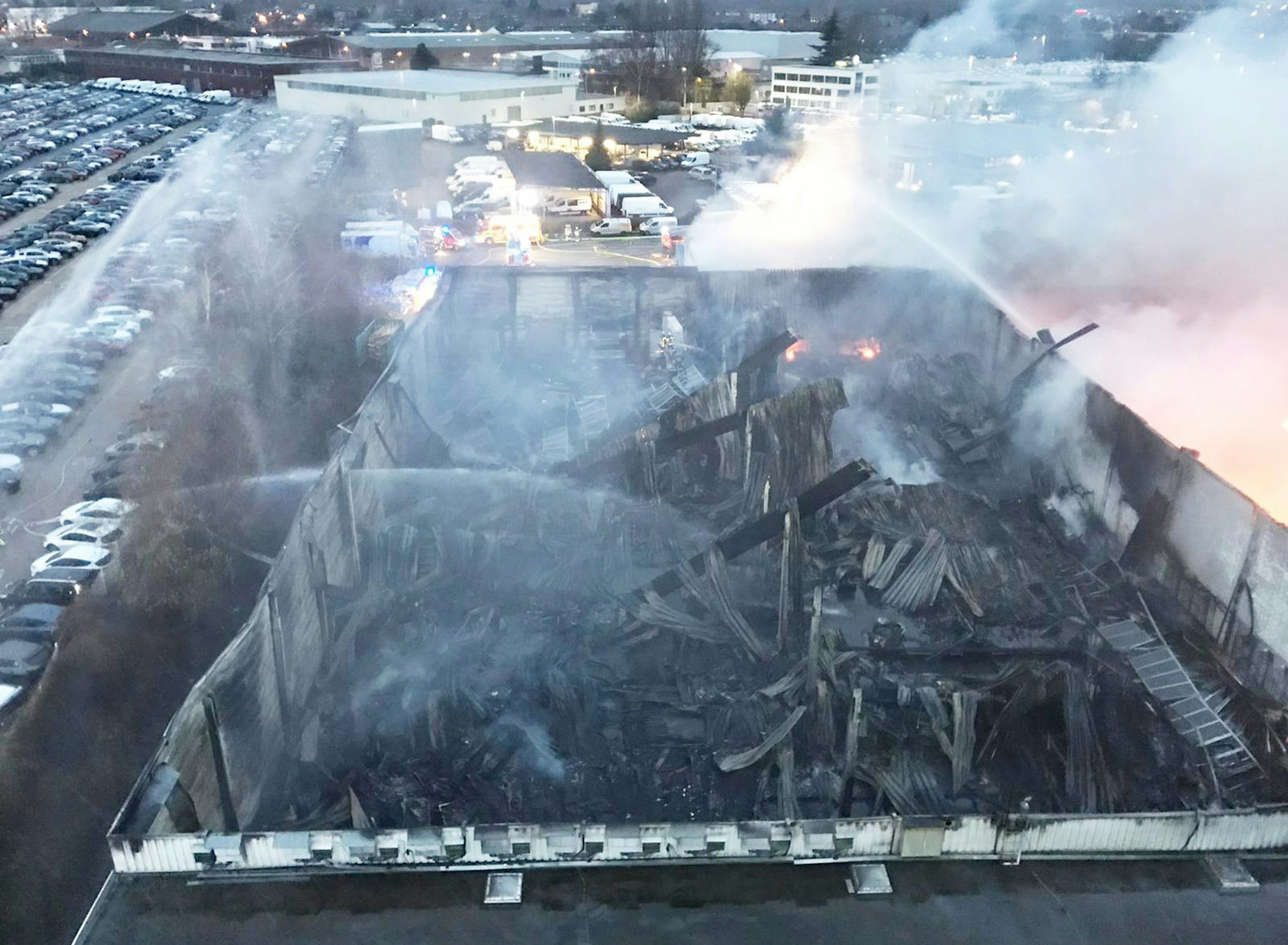 Frechen abgebrannte Lagerhalle 030220