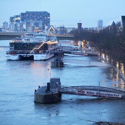 Kölner Schiffe am Morgen im Rhein in Köln