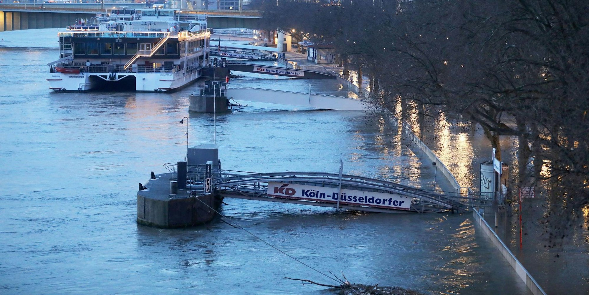 Kölner Schiffe am Morgen im Rhein in Köln