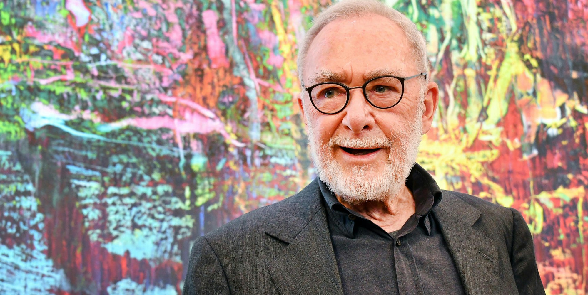 Gerhard Richter vor abstrakter Malerei
