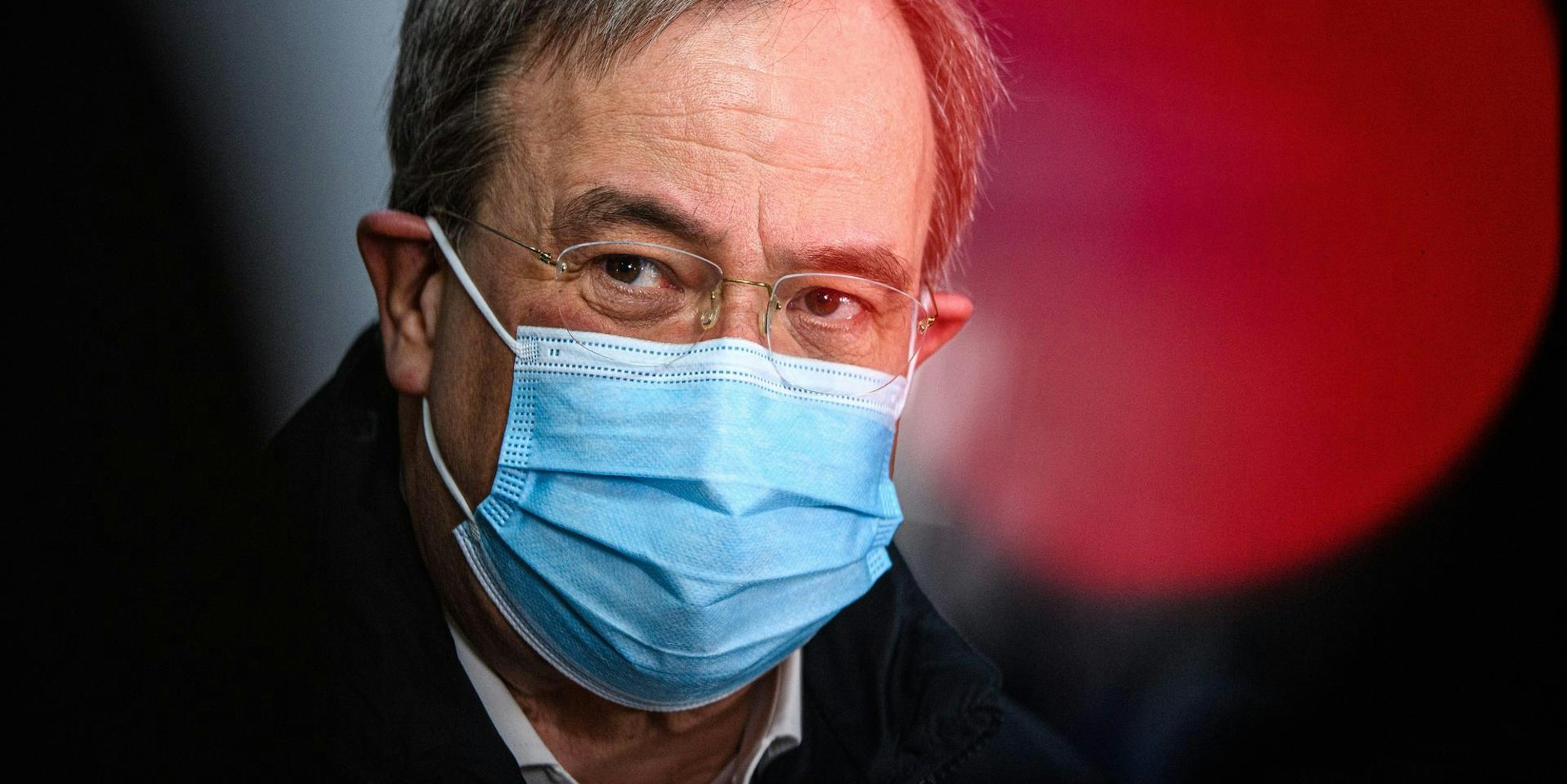 Armin Laschet vor rot