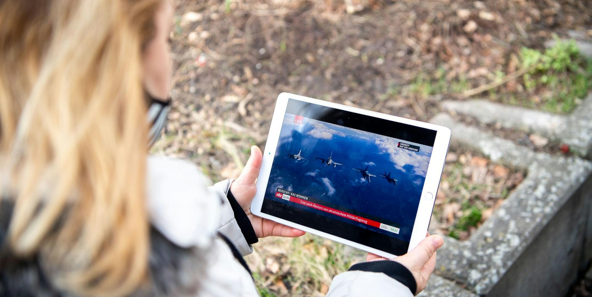 Euskirchenerin schaut Nachrichten aus Ukraine