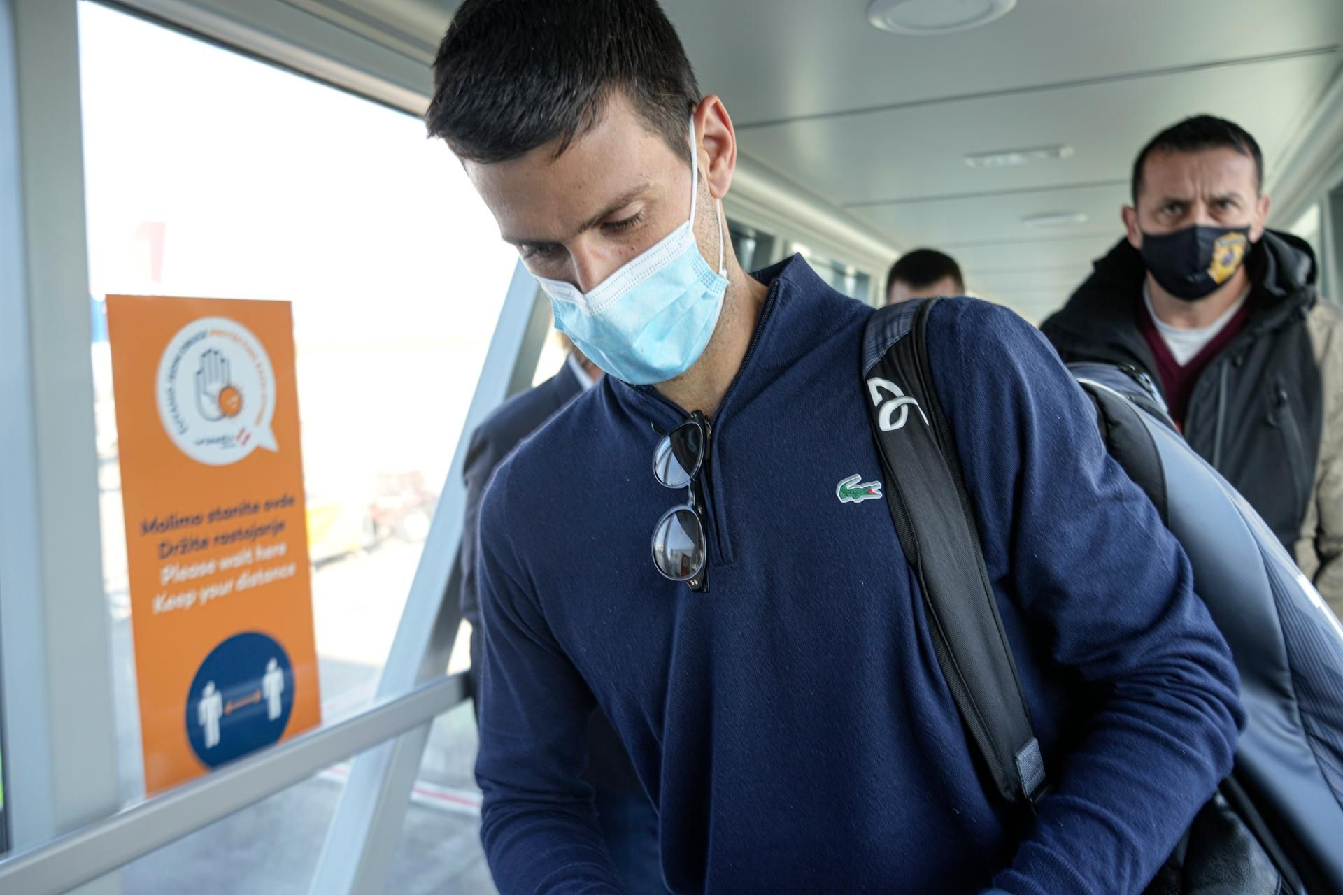Djokovic mit Maske am Airport