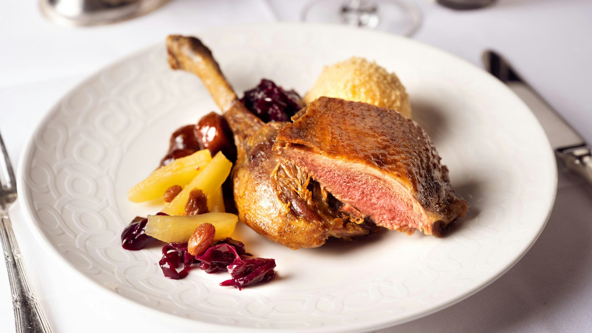 Gänsekeule mit Beilagen auf einem Teller