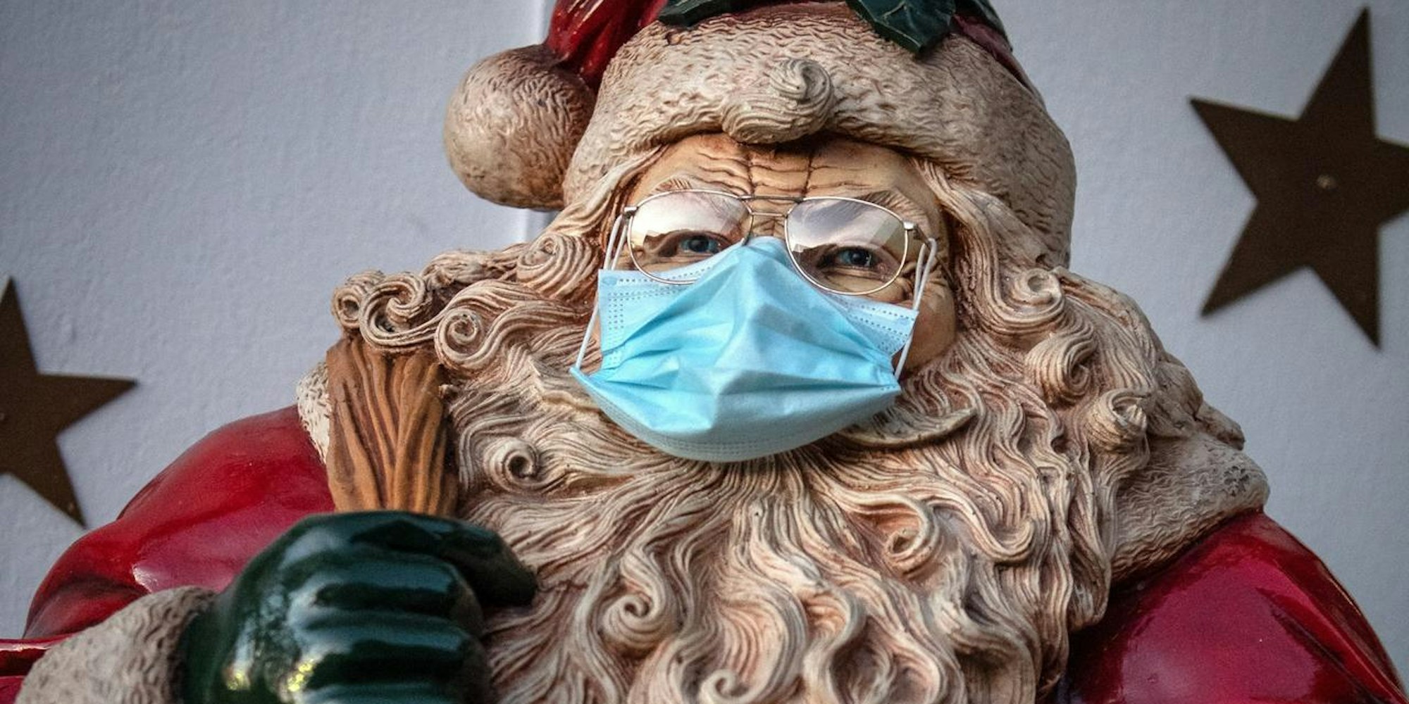 weihnachtsmann mit maske