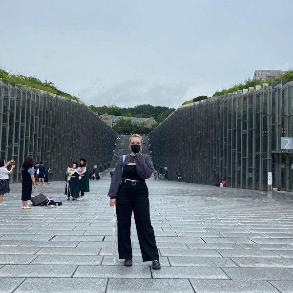 Jakoba Förster steht in Südkorea