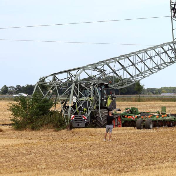 Traktor fährt gegen Strommast