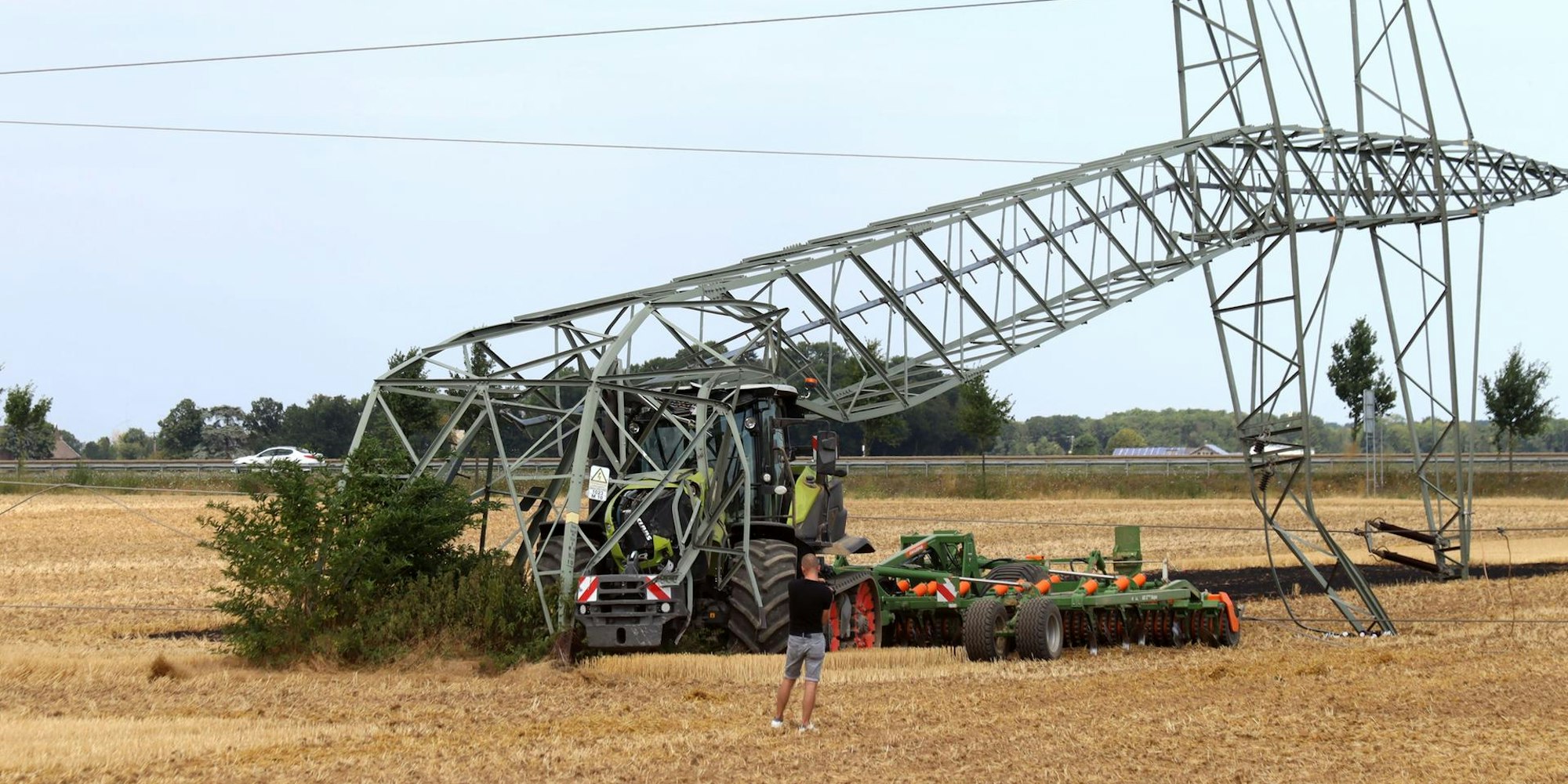 Traktor fährt gegen Strommast