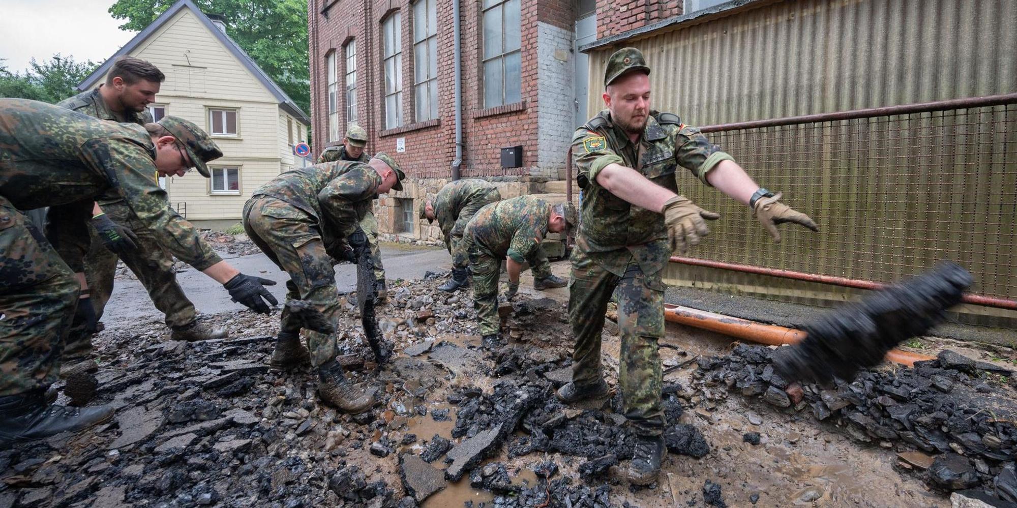 soldaten der Bundeswehr helfen