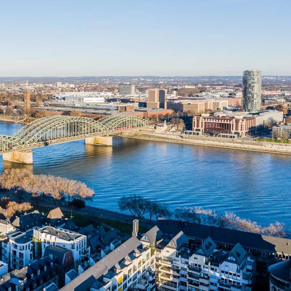 Wiki_Hohenzollernbrücke_Köln,_Rhein_-_Luftaufnahme_RaimundSpekking4.0