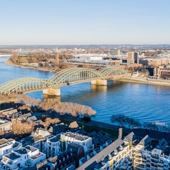 Wiki_Hohenzollernbrücke_Köln,_Rhein_-_Luftaufnahme_RaimundSpekking4.0