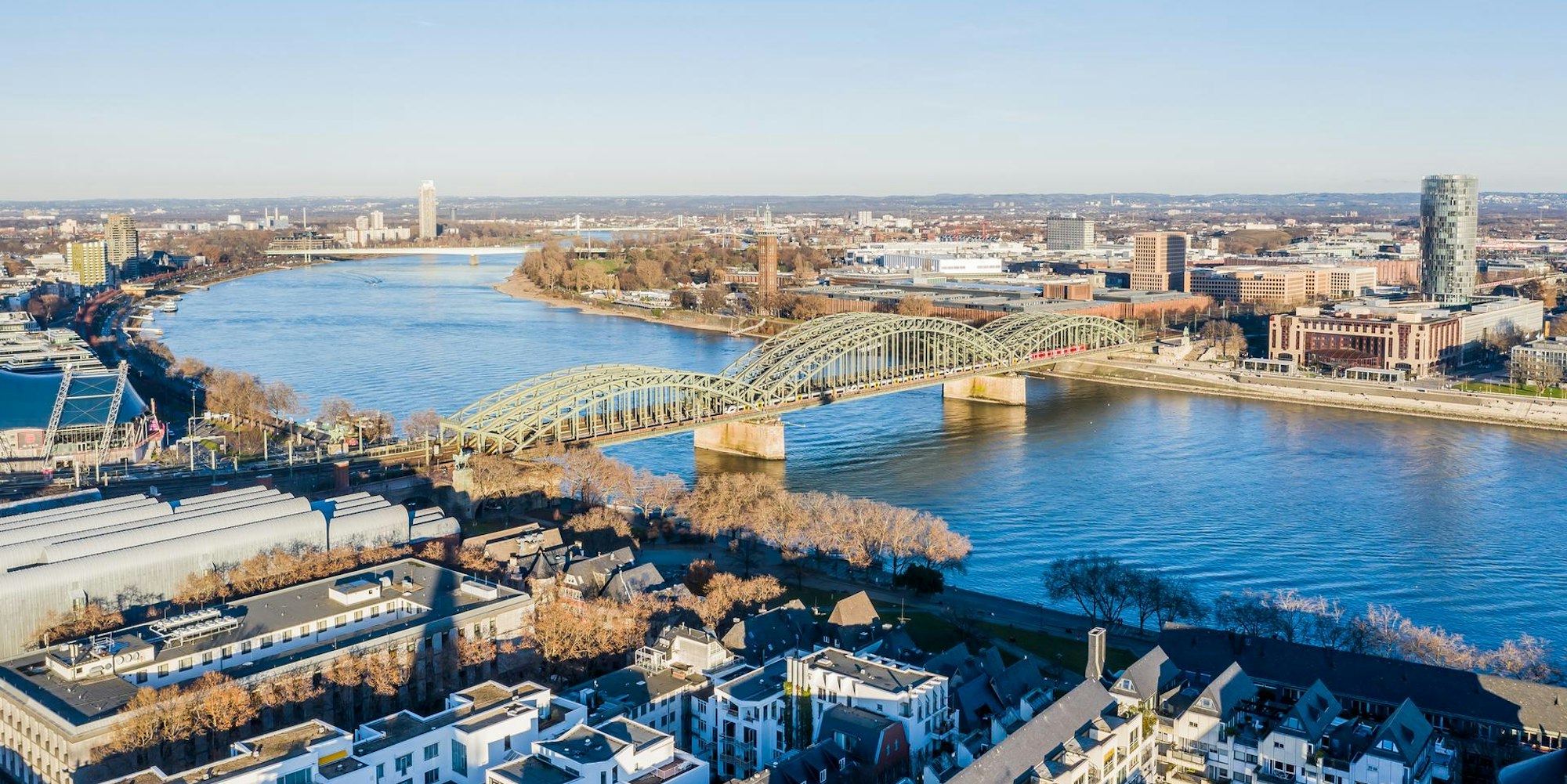 Wiki_Hohenzollernbrücke_Köln,_Rhein_-_Luftaufnahme_RaimundSpekking4.0