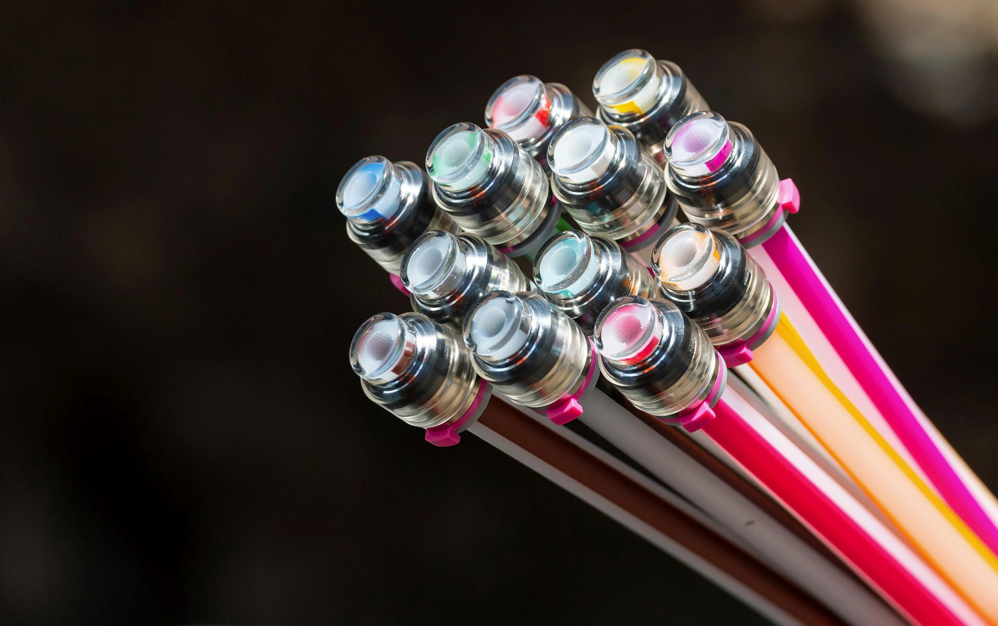 Das Foto zeigt Glasfaserkabel.