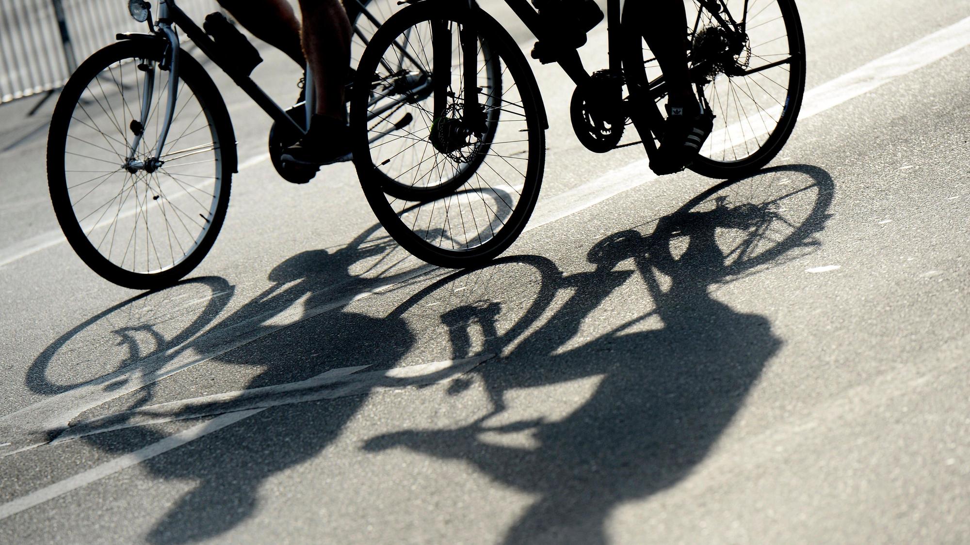 Zwei Fahrräder auf der Straße.