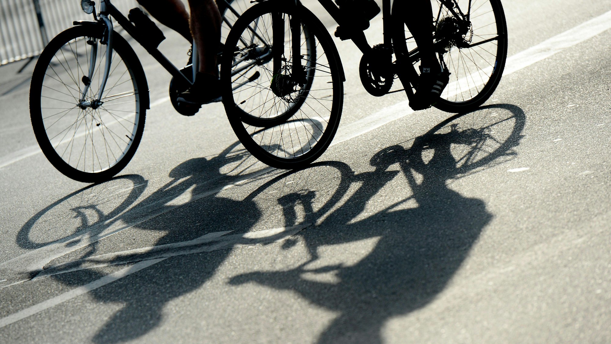 Zwei Fahrräder auf der Straße.