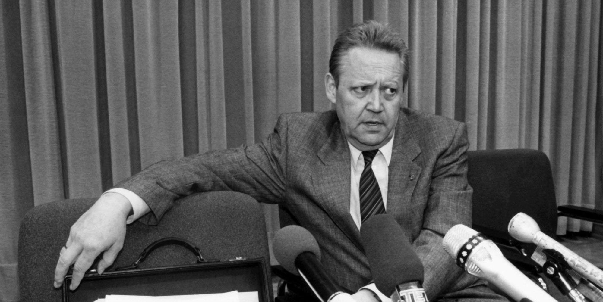 Günter Schabowski auf der mittlerweile historischen Pressekonferenz.