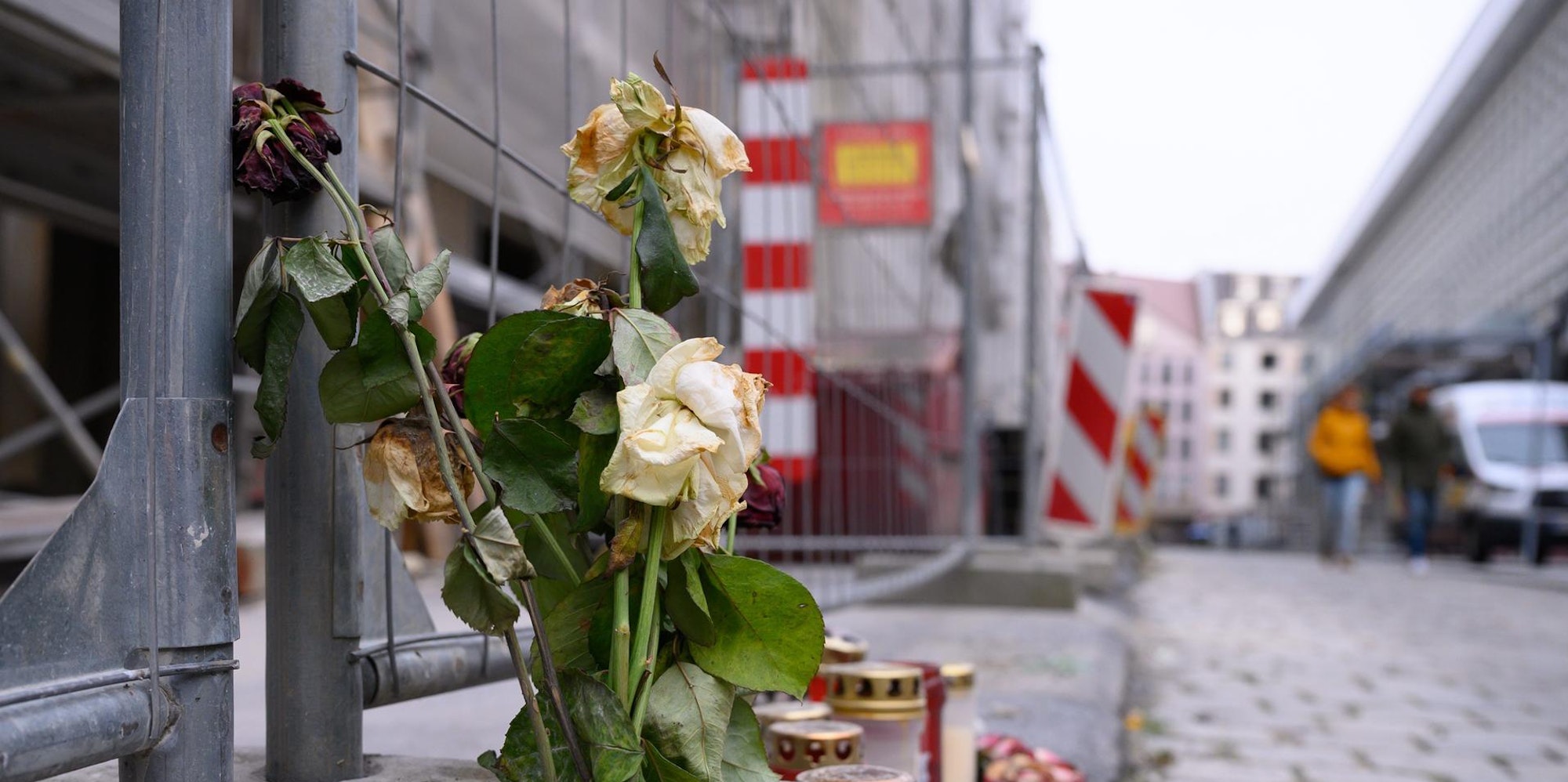Blumen am Tatort in Dresden