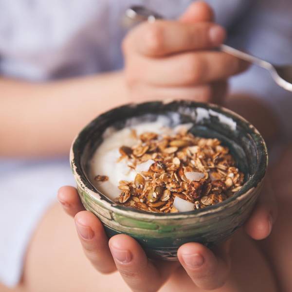 Eine Frau isst ein Müsli zum Frühstück