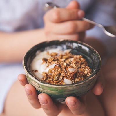 Eine Frau isst ein Müsli zum Frühstück