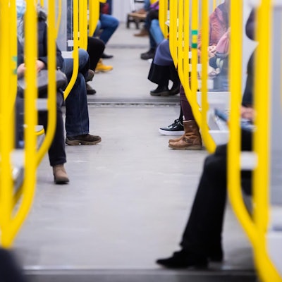Fahrgäste in der U-Bahn
