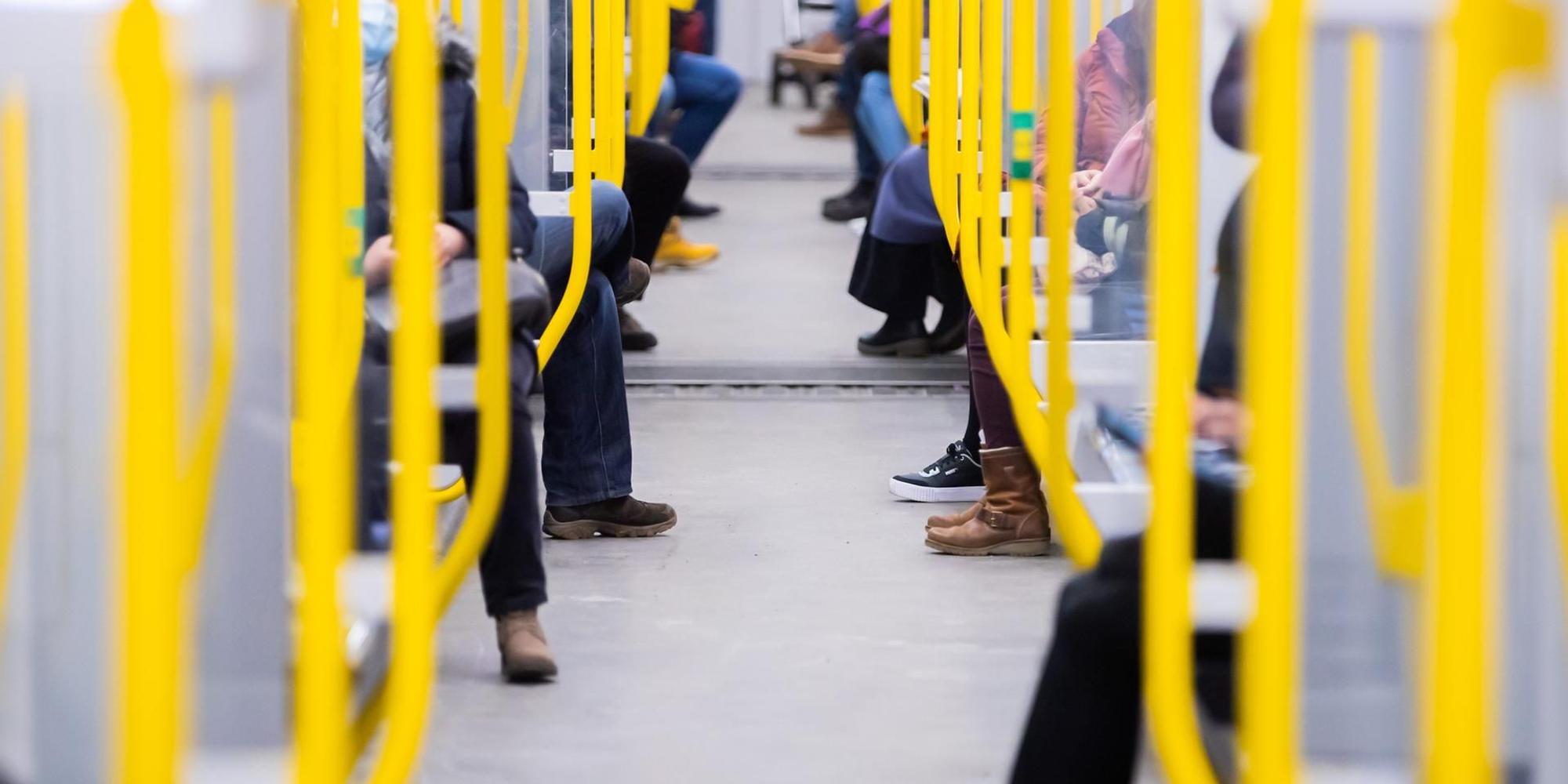 Fahrgäste in der U-Bahn