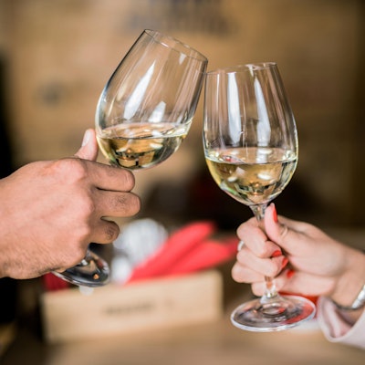 Weisswein am tisch trinken