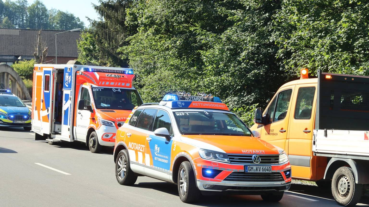 Rettungsfahrzeuge stehen mit Blaulicht auf der Straße.