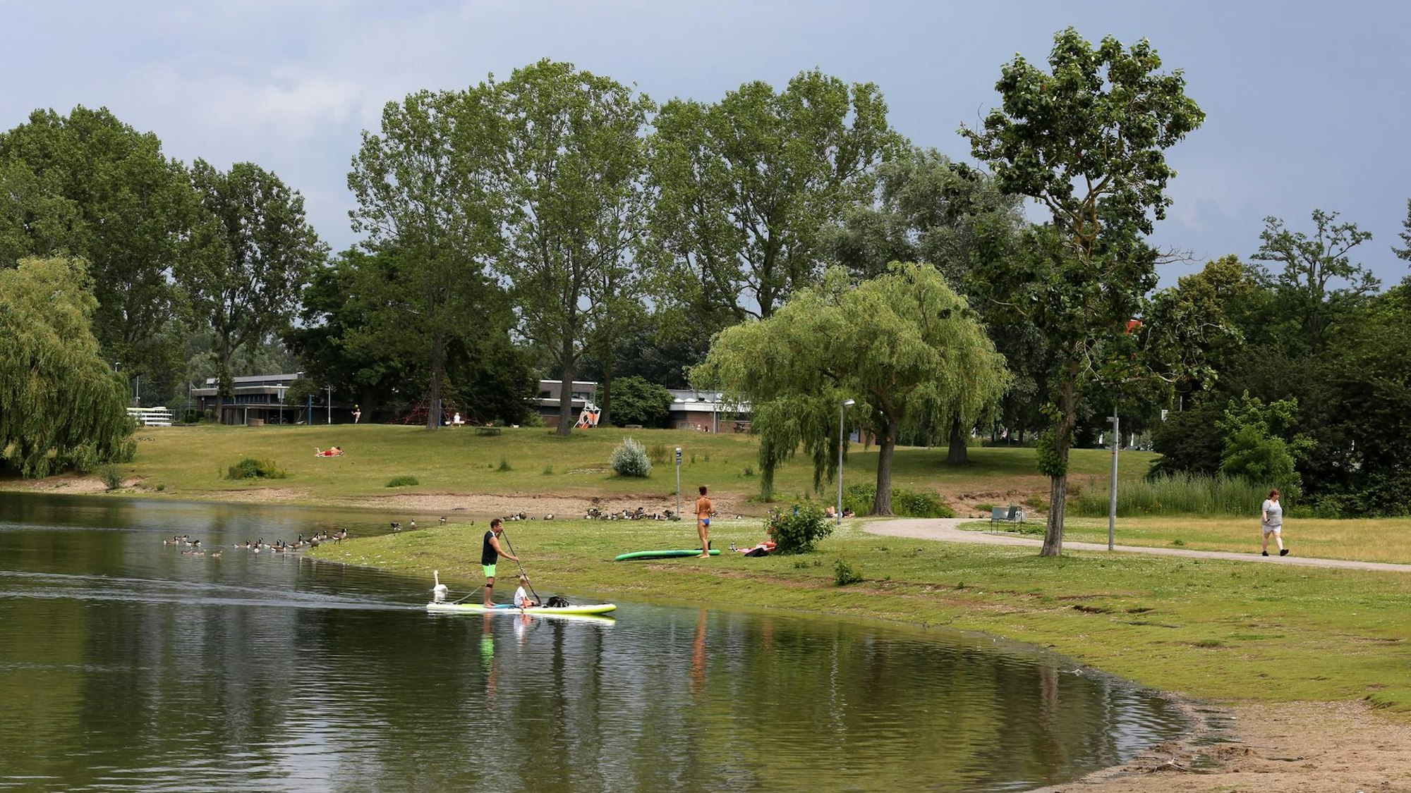 Der fast menschenleere Fühlinger See an einem Sommertag.