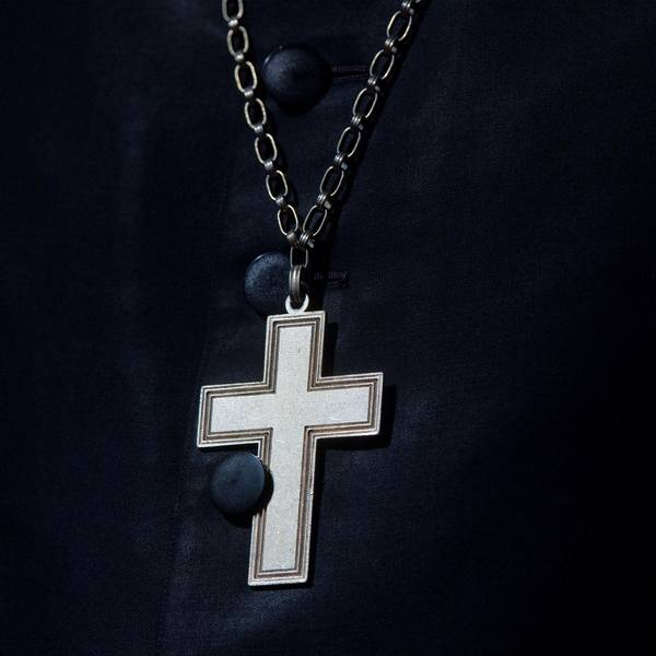 Ein Mann trägt ein Kreuz am Hals (Symbolbild)