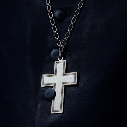 Ein Mann trägt ein Kreuz am Hals (Symbolbild)