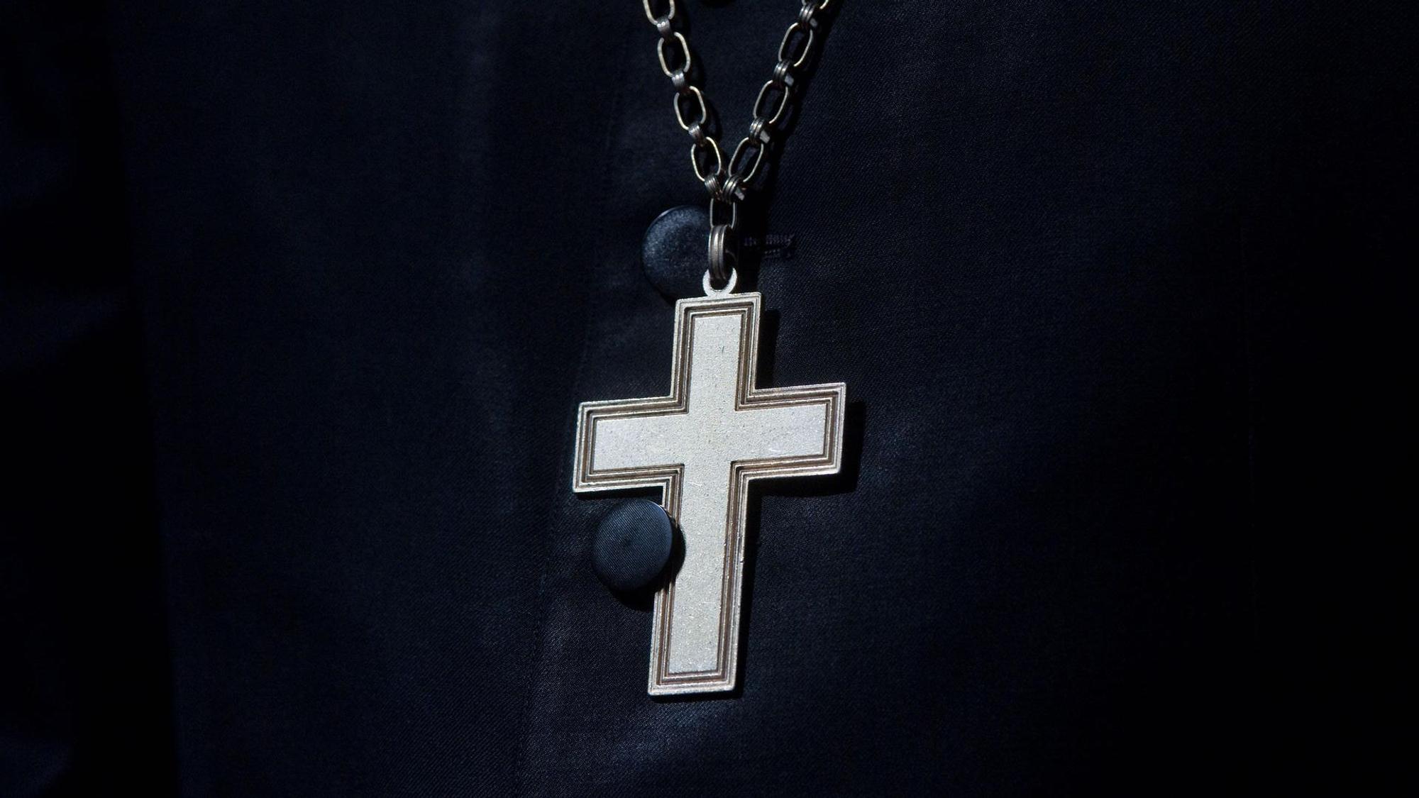 Ein Mann trägt ein Kreuz am Hals (Symbolbild)