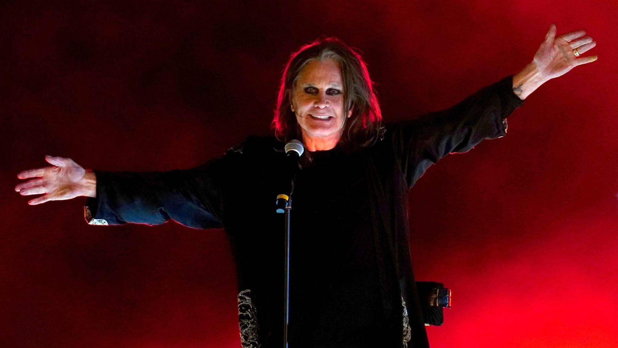 Ozzy Osbourne tritt von der Bühne ab.