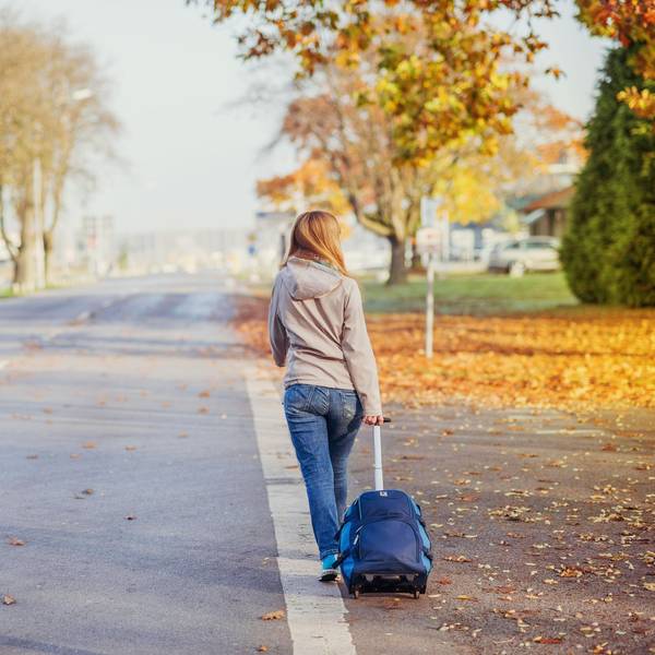 Frau Koffer Straße allein Burn-out Klinik
