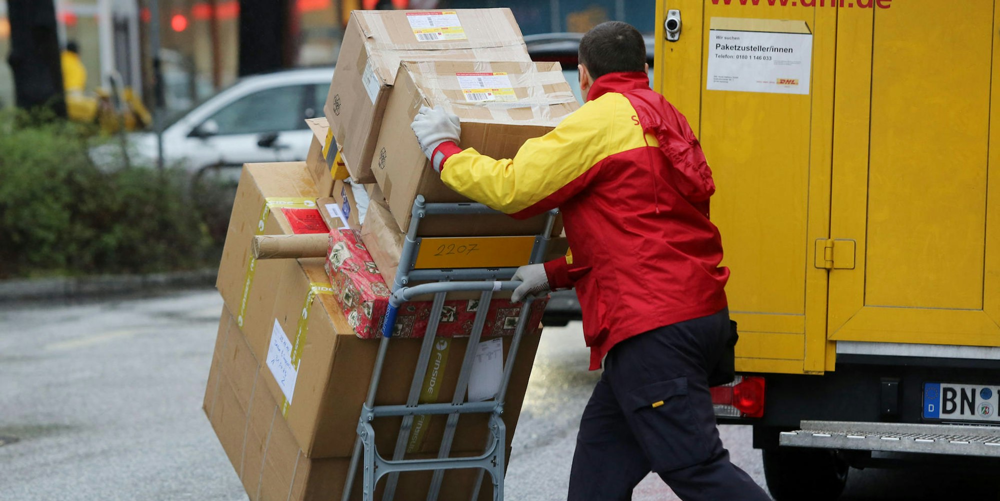 DHL Paketbote