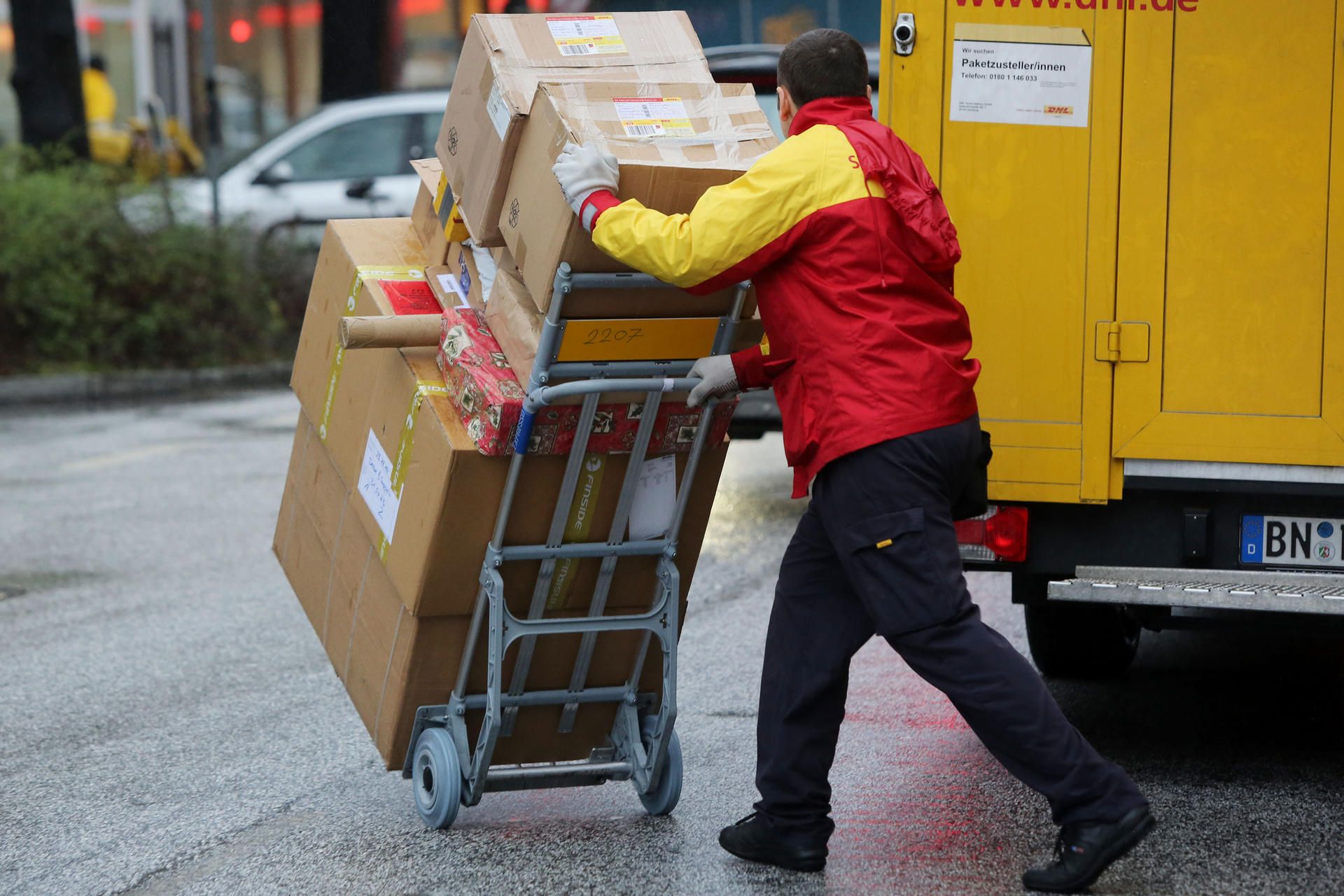 DHL Paketbote