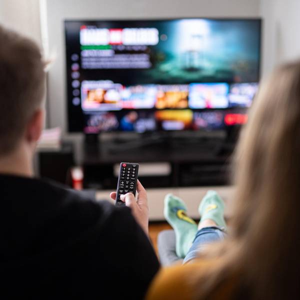 Symbol Paar schaut TV