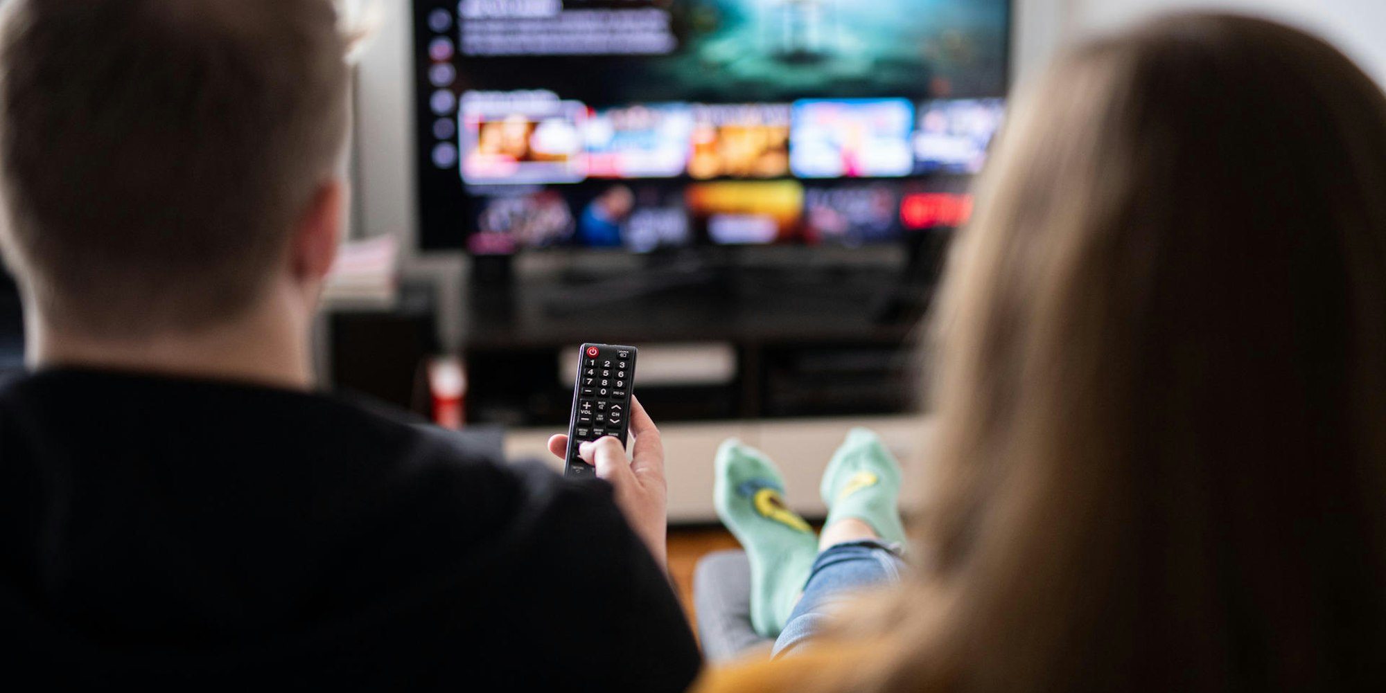 Symbol Paar schaut TV