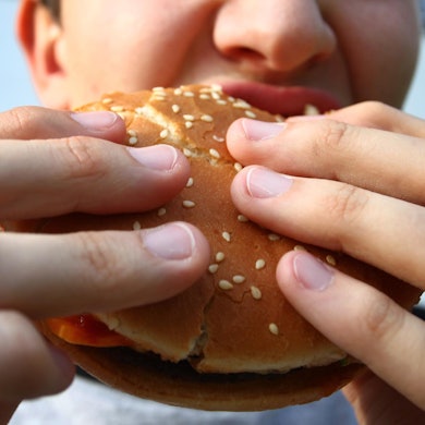 Junge_beißt_in_Burger