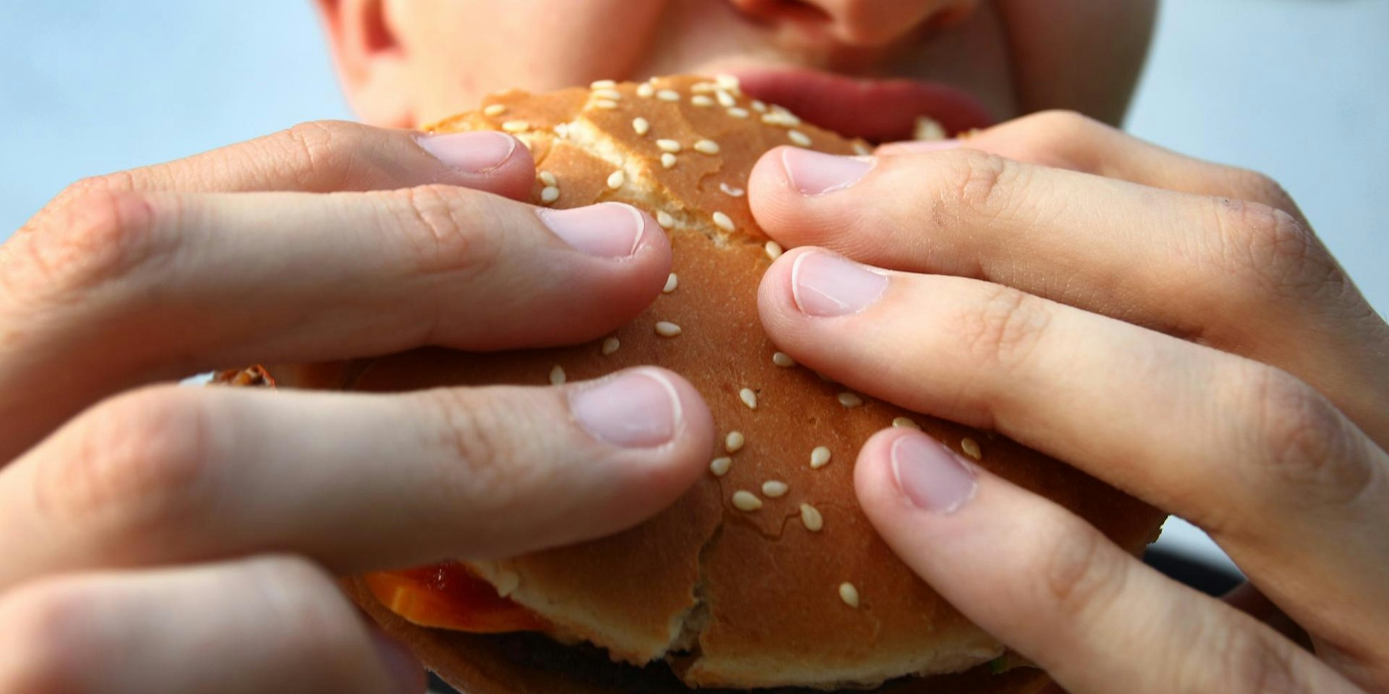 Junge_beißt_in_Burger