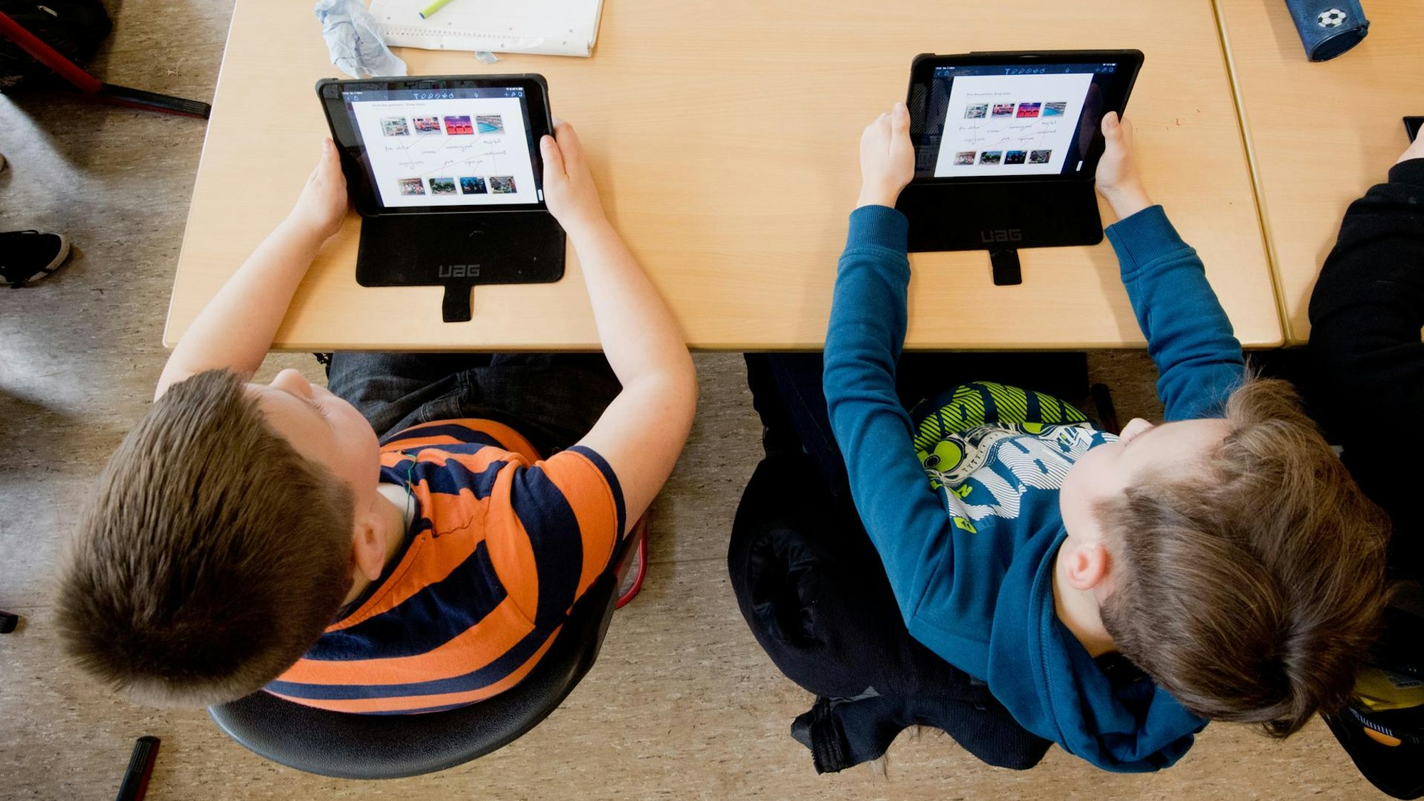 Das Symbolbild zeigt zwei Schüler mit Tablets