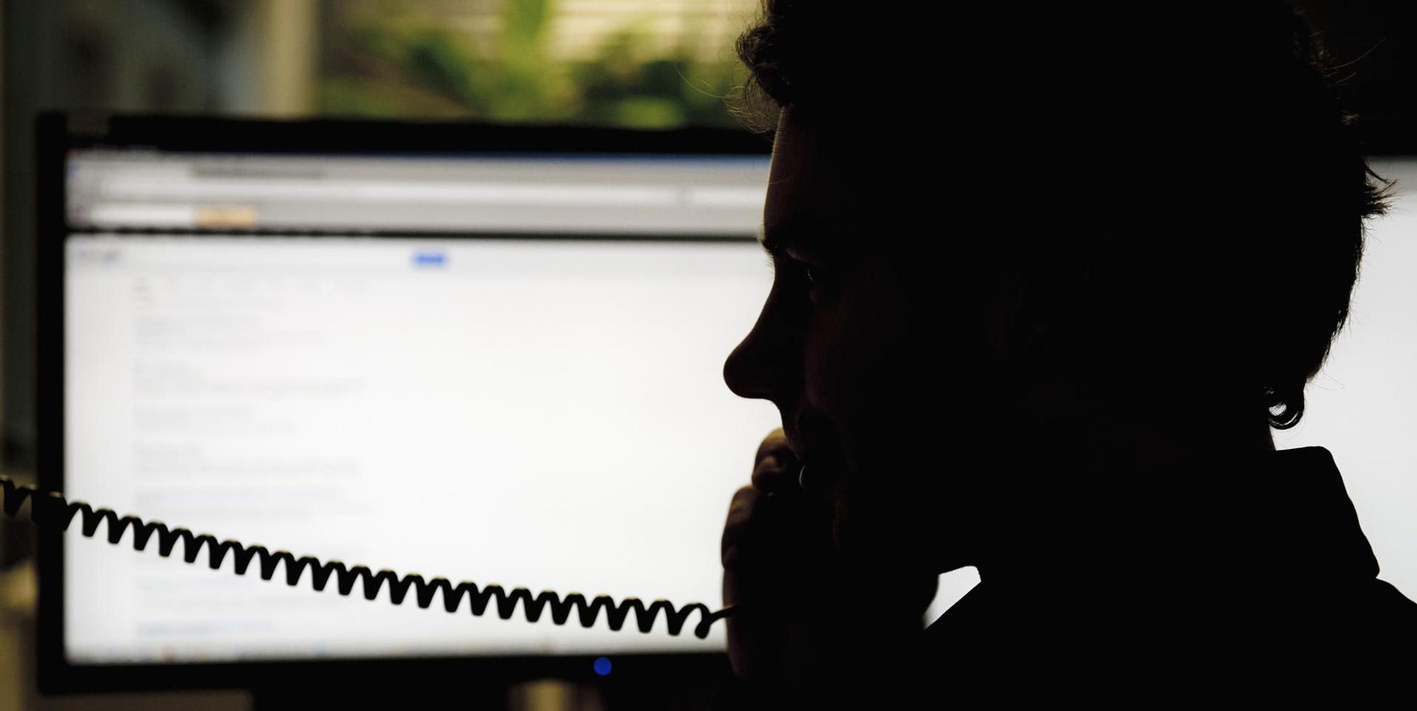 Techniker am Telefon