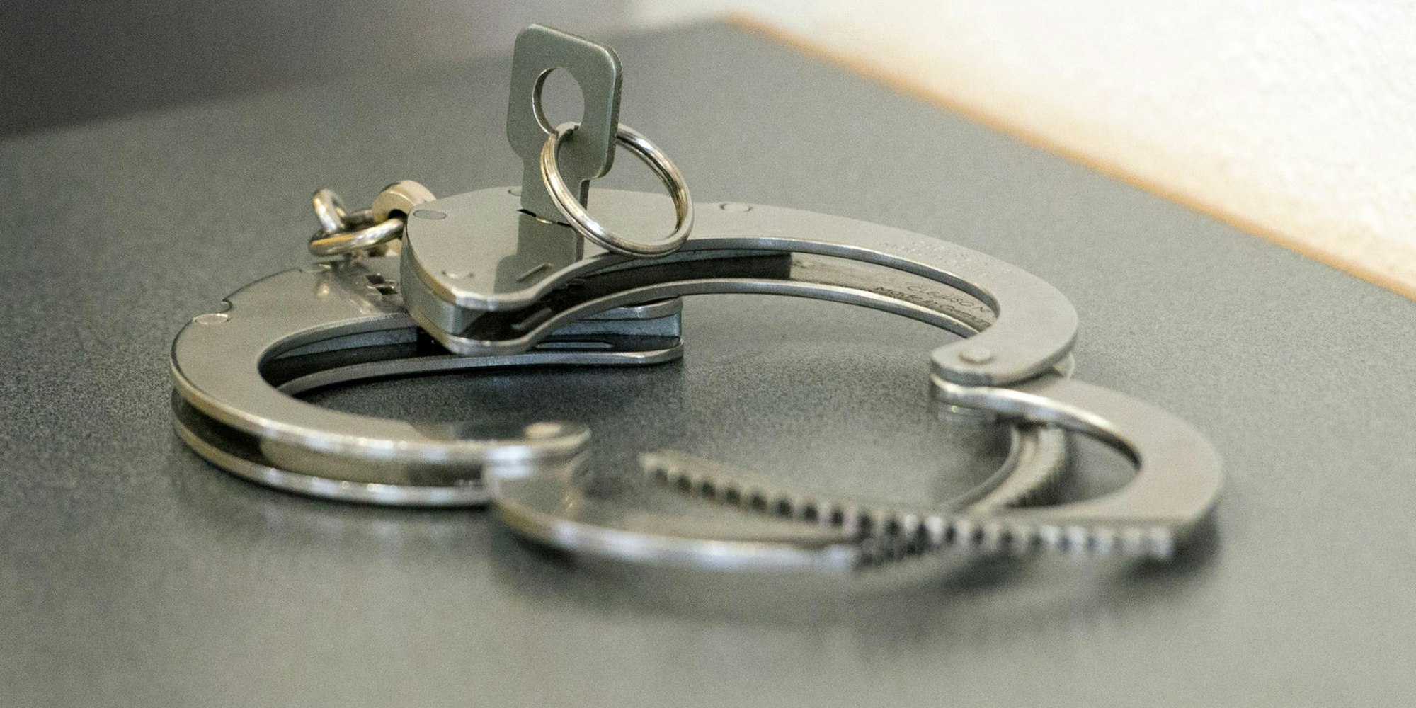 Festnahme Symbolbild Handschellen