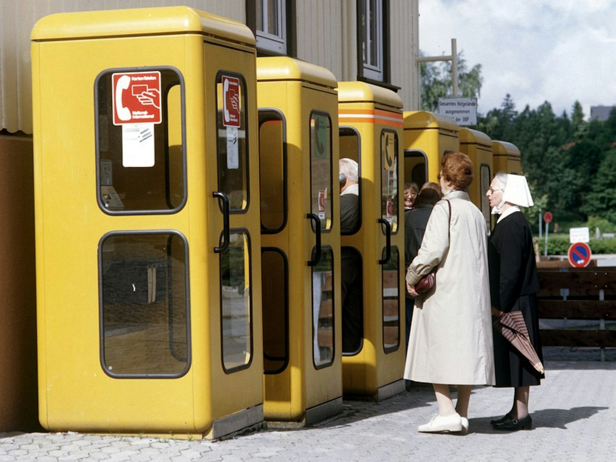 Die gelben Telefonzellen prägten früher das Bild jeder westdeutschen Stadt.