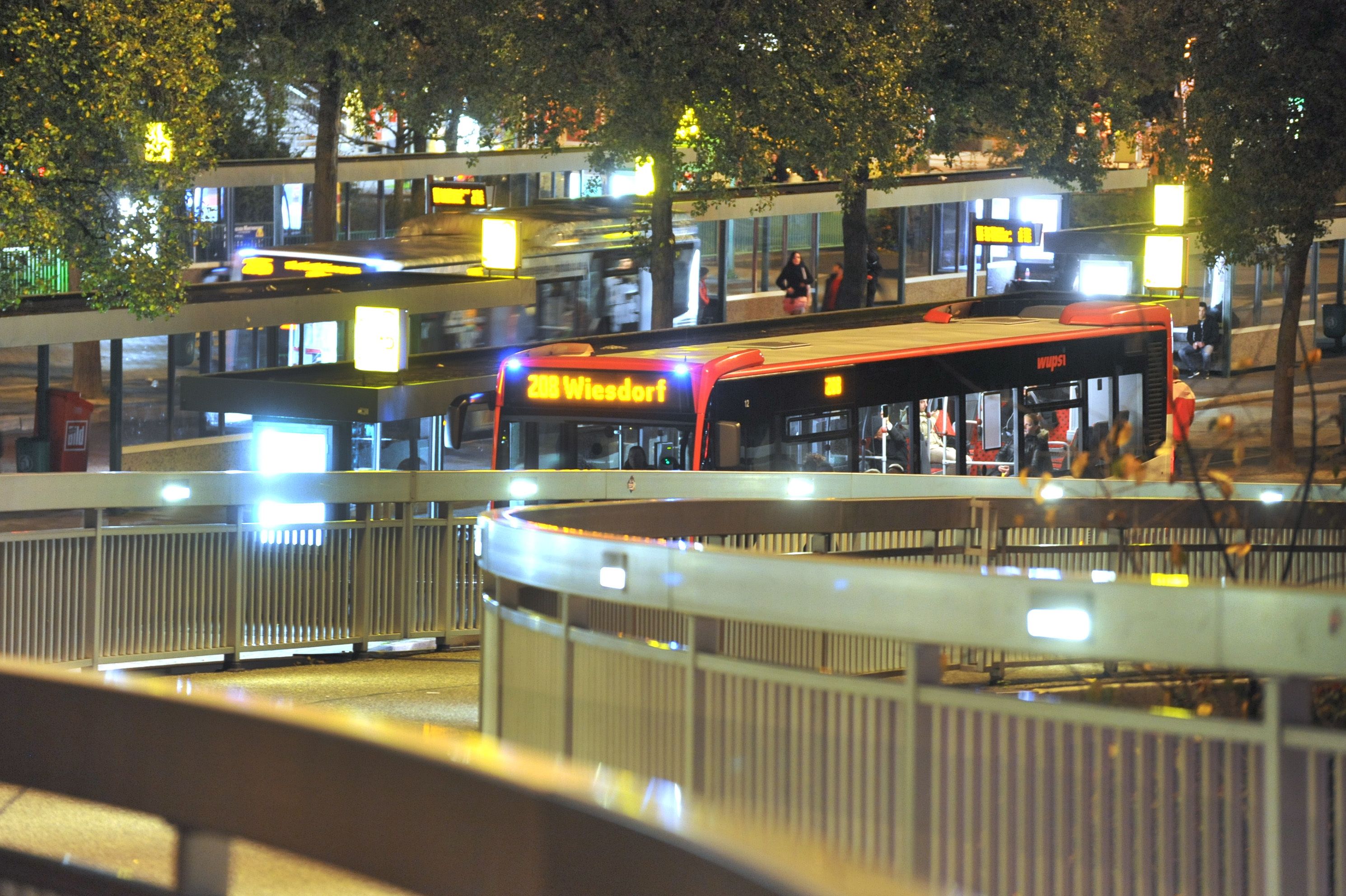 leverkusen-busbahnhof-abend-ALF_1018