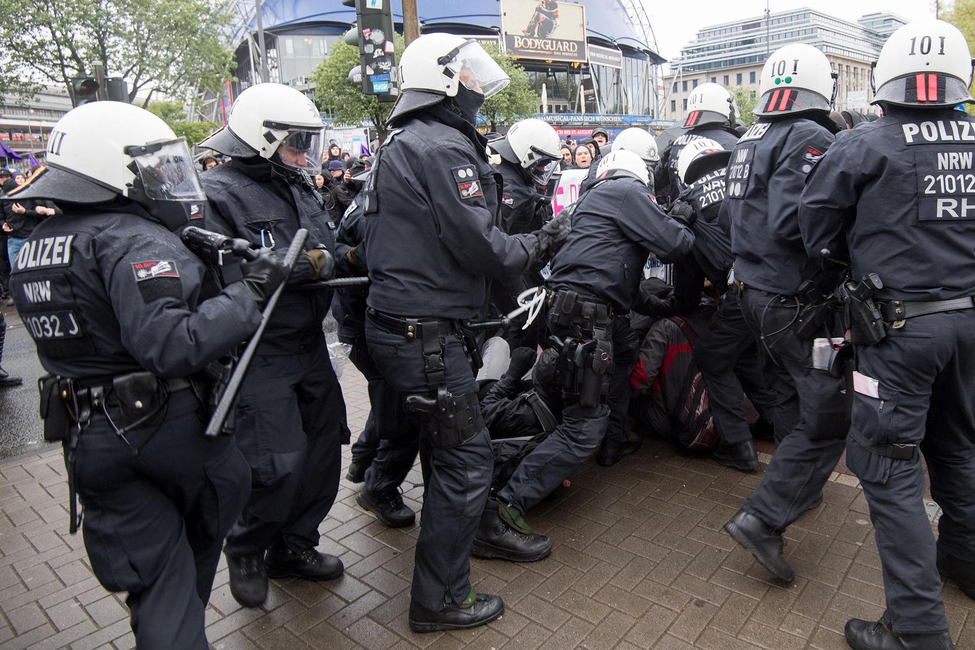 Polizei und Demonstranten geraten aneinander