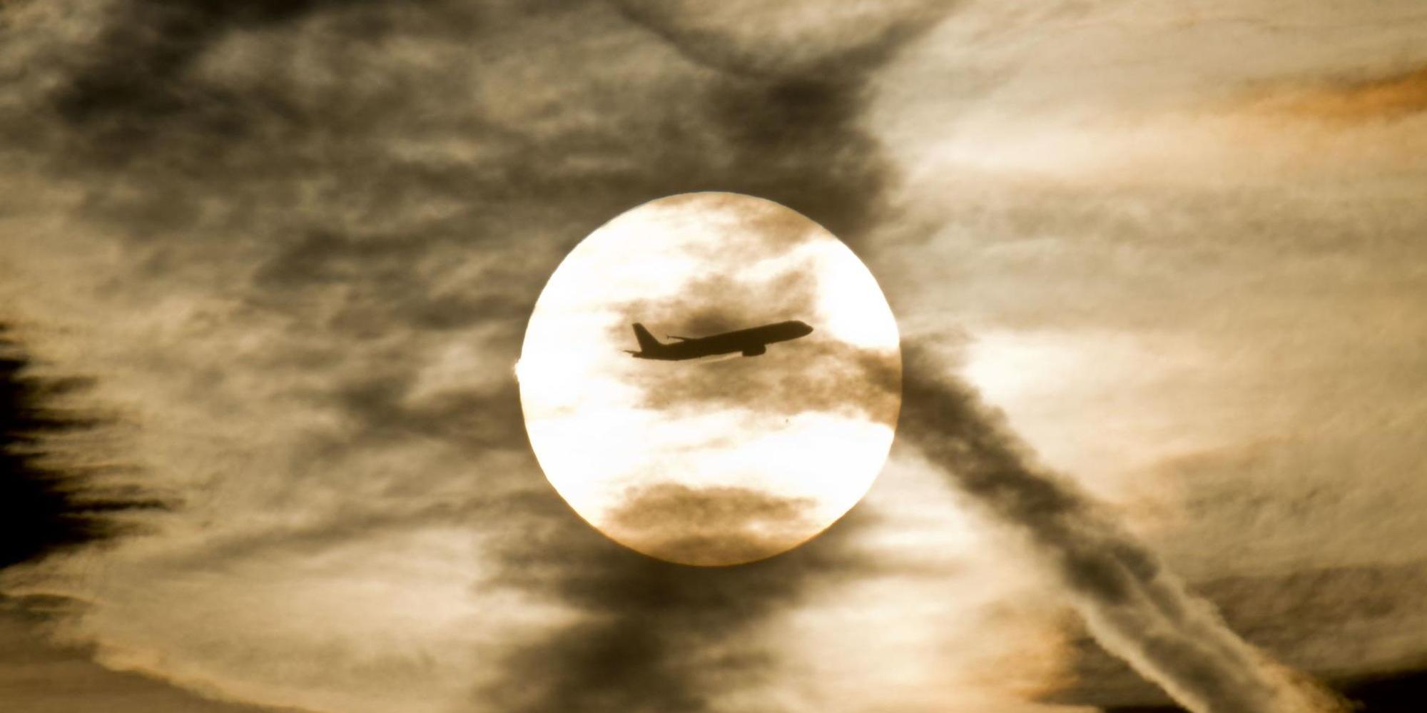 Flugzeug-Sonne-Himmel-Treibstoff