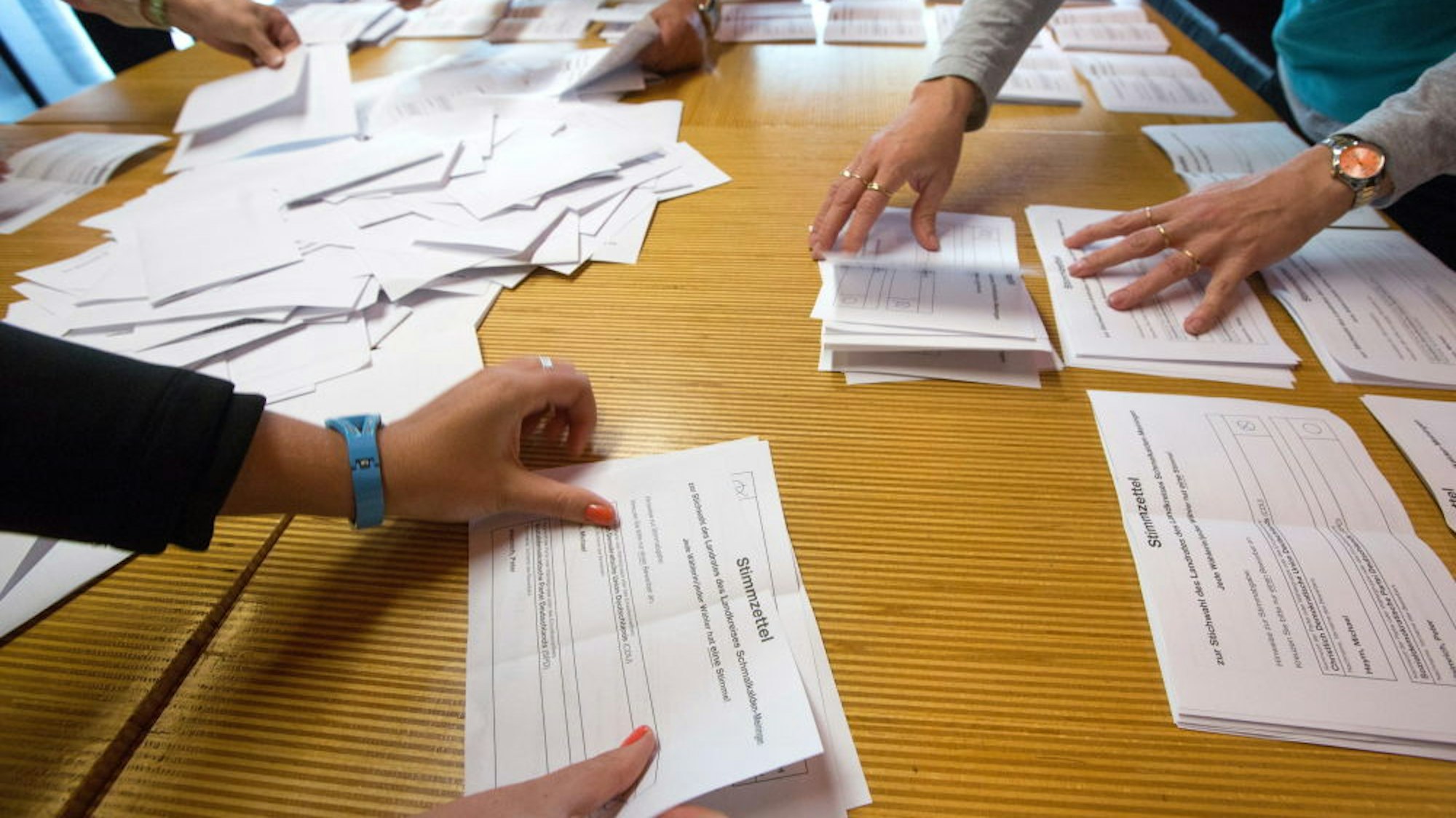 Ohne Wahlhelfer wäre gar keine Wahl möglich - noch fehlen einige in Bergisch Gladbach.