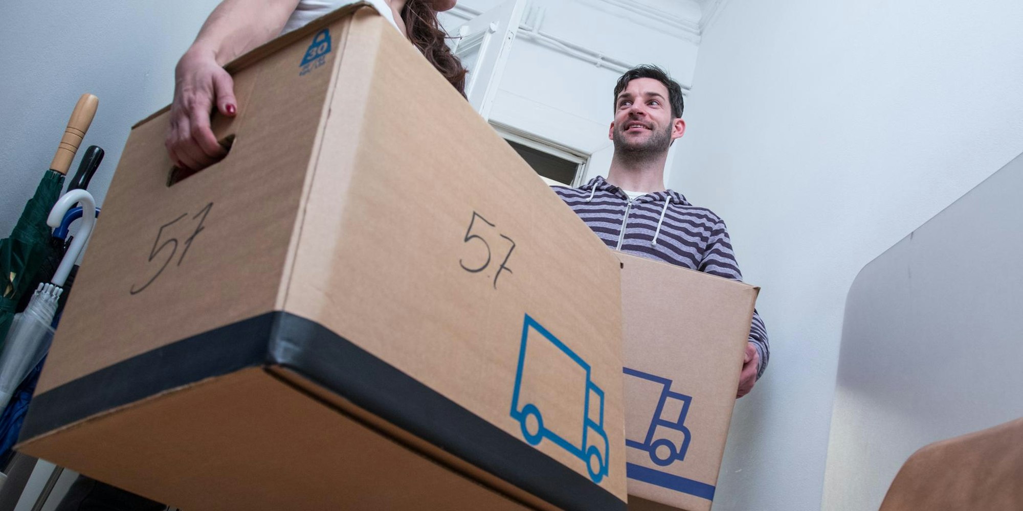 Paar trägt Umzugskartons