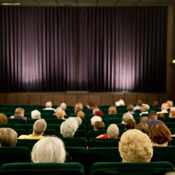 Senioren sitzen in einem Kino