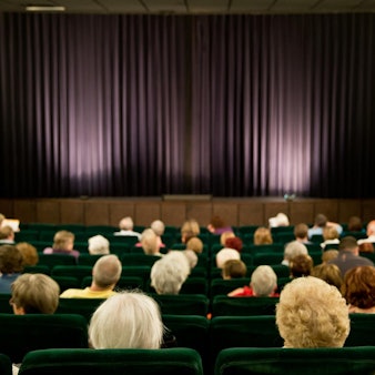 Senioren sitzen in einem Kino
